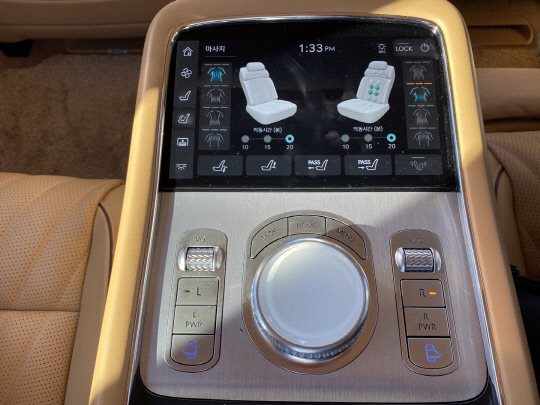 제네시스 G90 2열 센터 디스플레이. 장우진 기자